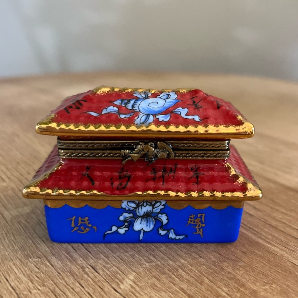 Limoges Pagoda Romance Porcelain Box Vintage-Preowned
